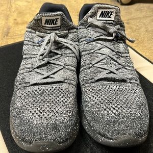 Nike flyknit gray in good condition